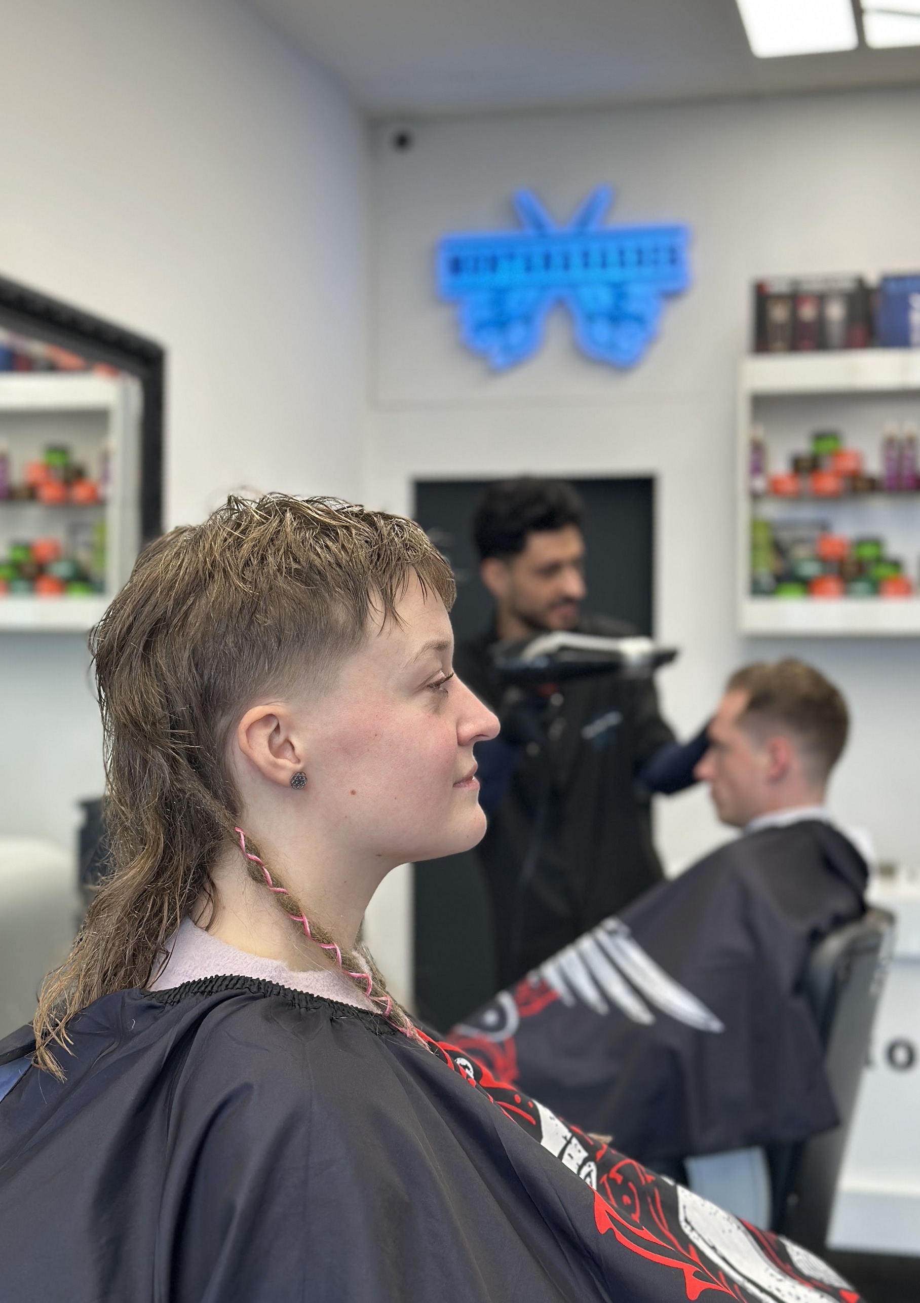 Mullet met een strakke zijkant, net uit de stoel