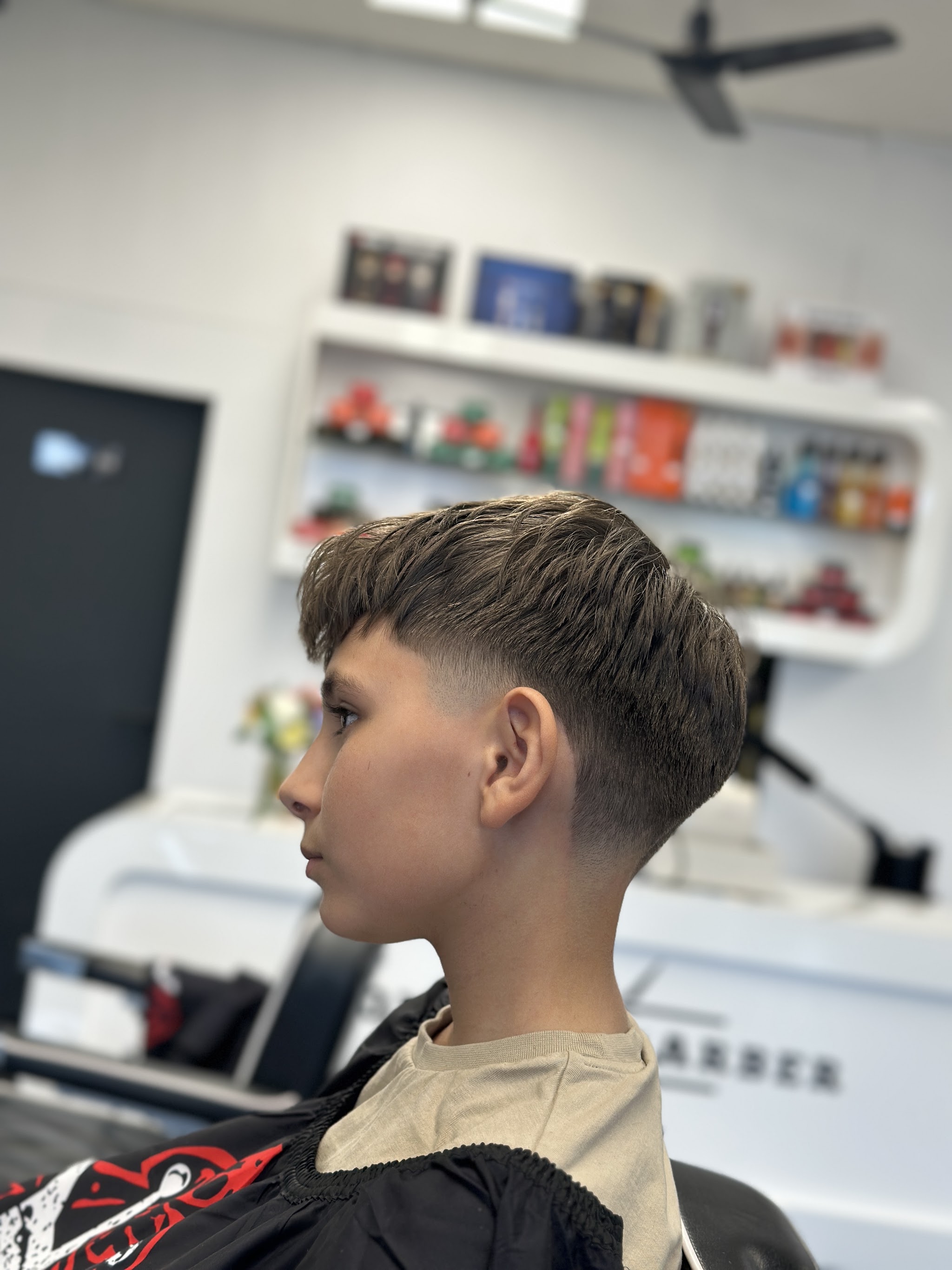 Jonge klant met een fade en lengte bovenop
